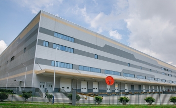 浙江綠地鉑選電子商務(wù)有限公司  綠地全球進(jìn)口商品浙江運(yùn)營(yíng)中心（嘉興綜合保稅）項(xiàng)目 EPC總 承包 嘉興綜合保稅區(qū)興業(yè)路東側(cè)、大橋港南側(cè)、東巡邏通道西側(cè)、區(qū)和路北側(cè)。